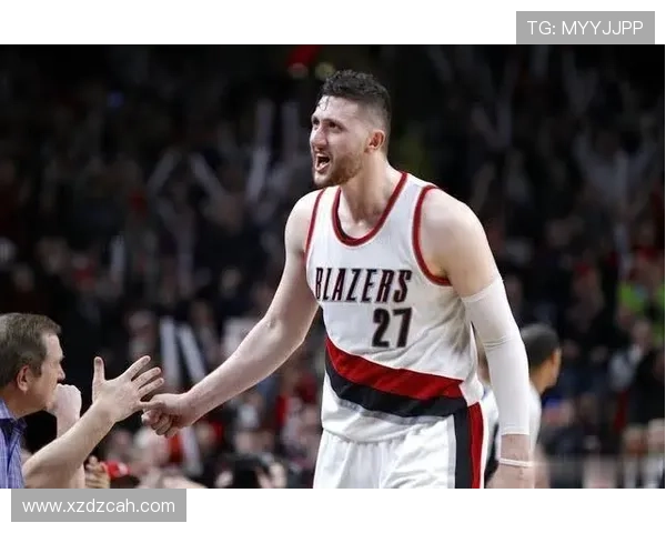 转为核心后马克西以挡拆突破拉开空间，提升外线效率